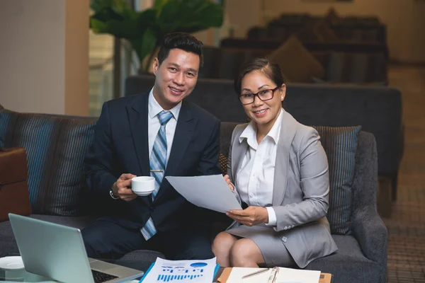 Geschäftspartner arbeiten im Café — Stockfoto