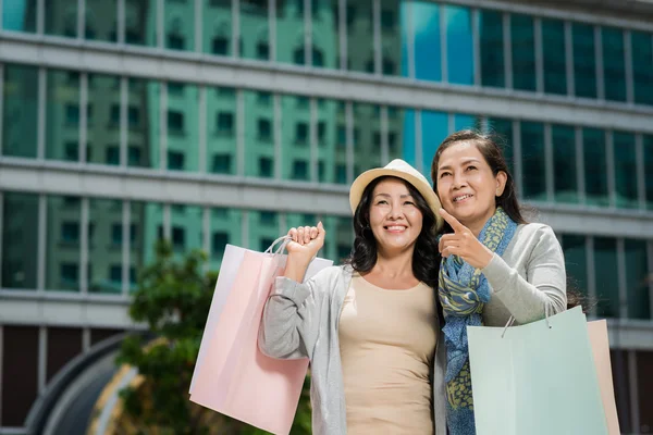 Women shopping together — Stok fotoğraf