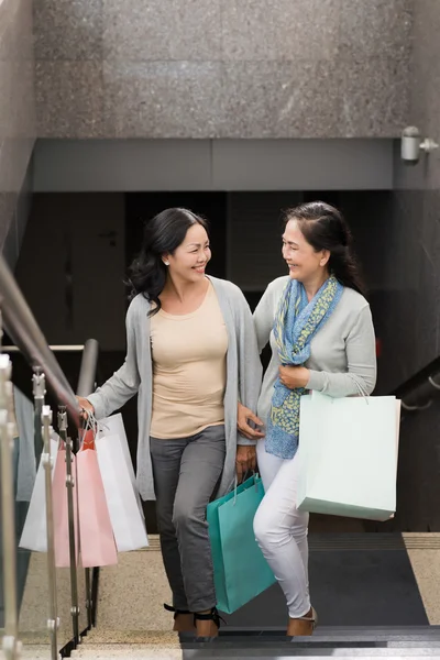 買い物袋を持った女性は — ストック写真