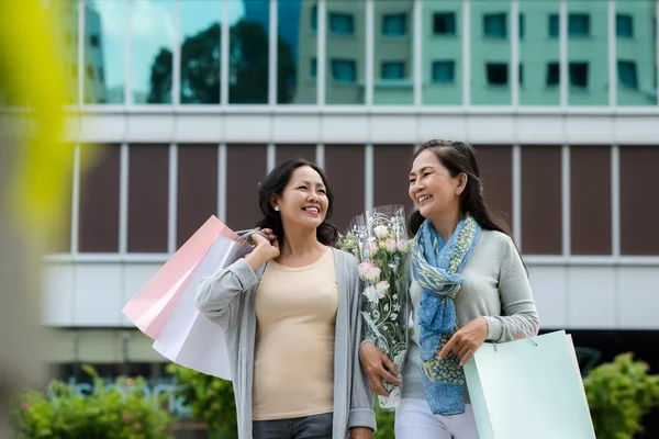 Femmes vont à la fête d'anniversaire — Photo