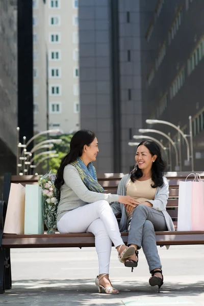 Amigas después de ir de compras —  Fotos de Stock