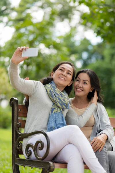 Kobiety przyjmujące Selfie — Zdjęcie stockowe