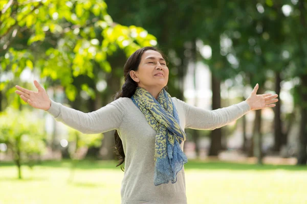 Woman enjoying fresh air — Stock Photo, Image