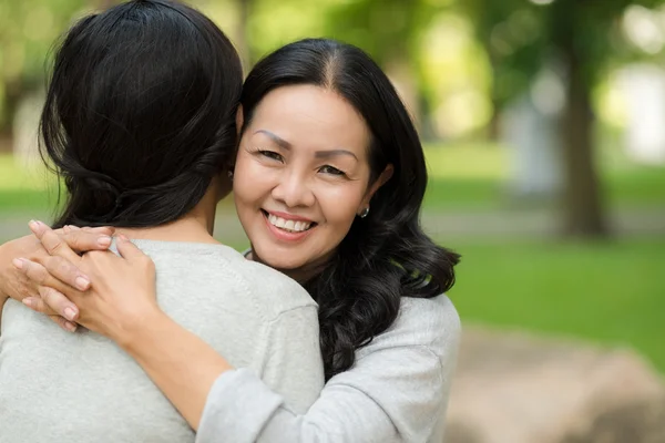 Vrouw haar vriend knuffelen — Stockfoto