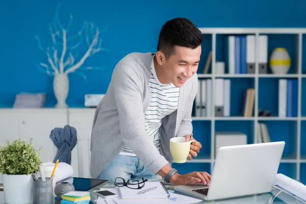 Man lezing grappige blogbericht — Stockfoto