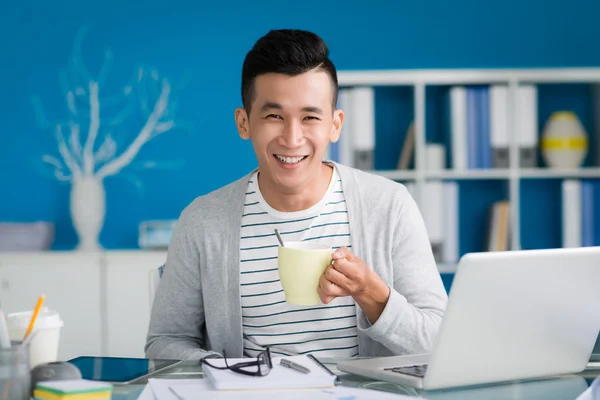 Businessman drinking tea — Stock Photo, Image