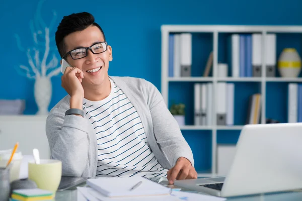 Affärsman ringer på telefon — Stockfoto