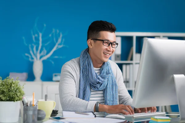 Ondernemer werken op de computer — Stockfoto