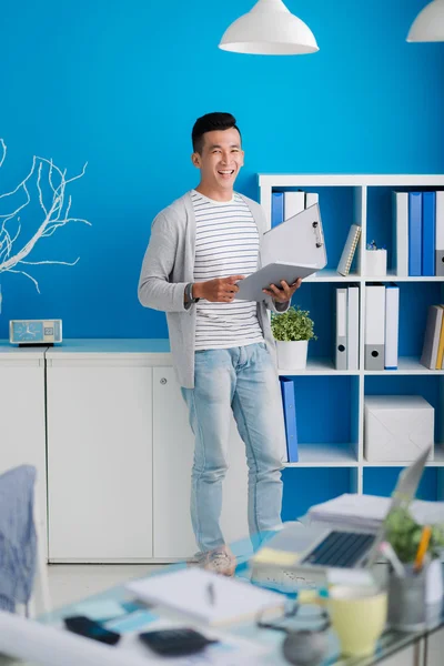 Happy man with a folder — Stock Photo, Image