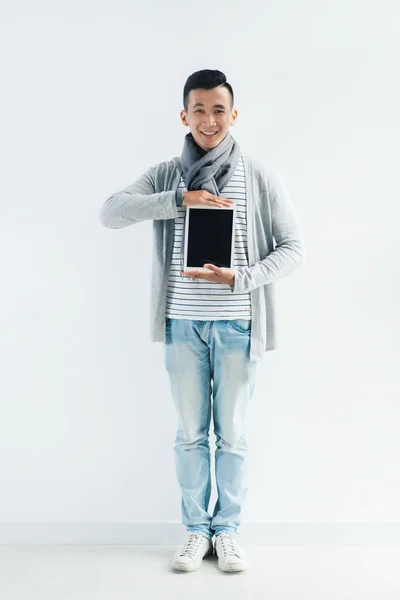 Man showing digital tablet — Stock Photo, Image