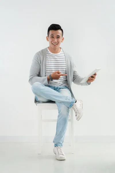 Veselý muž s tabletem — Stock fotografie