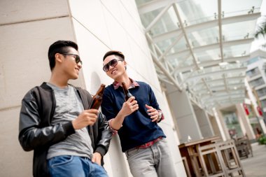 Sohbet ve içki çocuklar