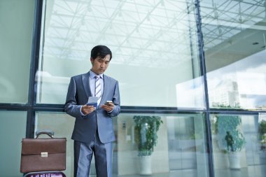 işadamı metin mesajý okuma