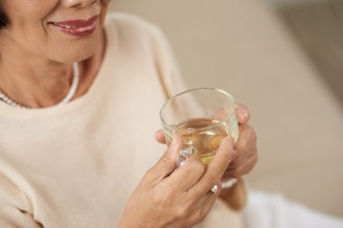 üst düzey kadın bitkisel çay keyfi