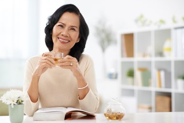 kadının bitkisel çay