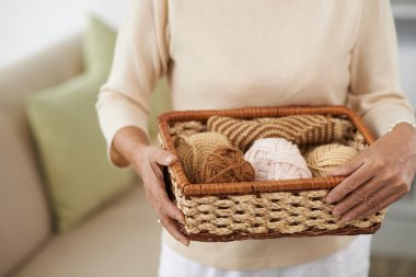 Elinde yün iplik topları