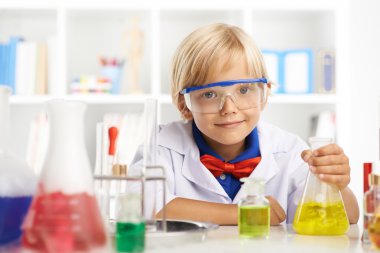 Reaktifler ile masada küçük kimyager