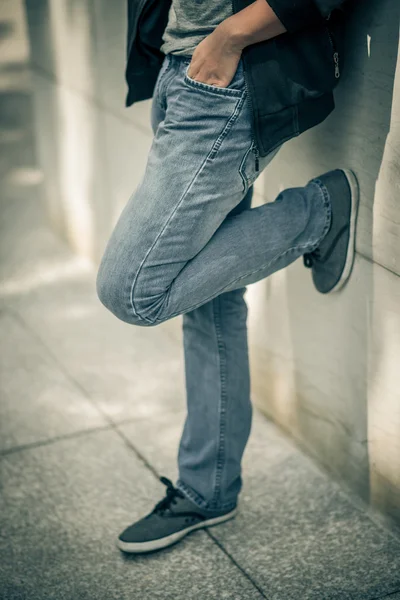 Chico apoyado en la pared —  Fotos de Stock