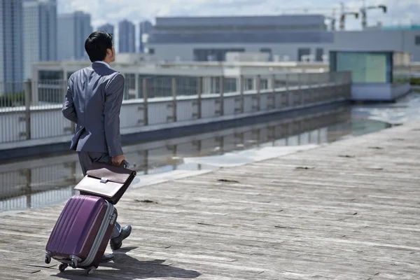 Uomo d'affari a piedi per l'aeroporto — Foto Stock