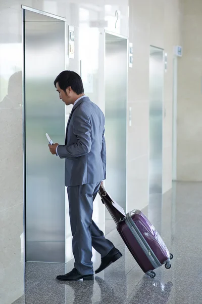 Businessman waiting for elevator — Stock Photo, Image