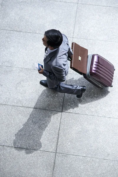 Ejecutivo de negocios apresurándose al aeropuerto — Foto de Stock