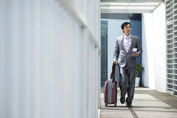 Businessman with luggage in the airport — Stock Photo, Image