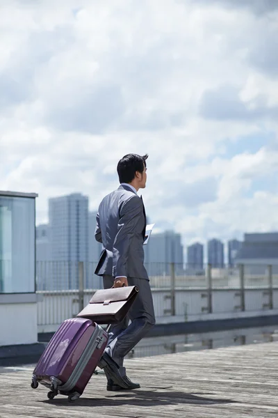 Geschäftsmann fährt zum Flughafen-Terminal — Stockfoto