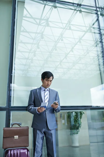 Uomo d'affari che utilizza l'applicazione sul suo telefono — Foto Stock