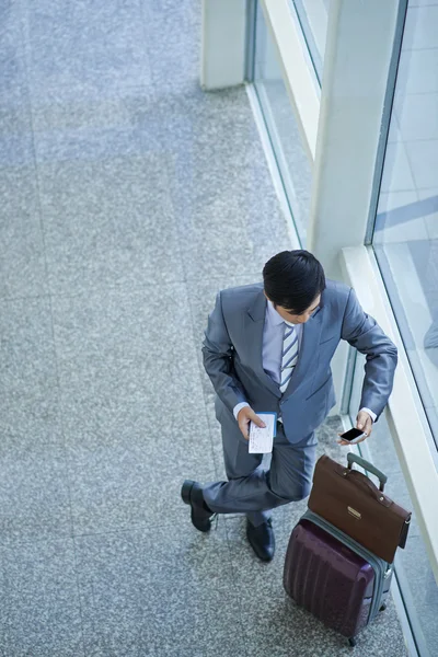 Empresario esperando el vuelo — Foto de Stock