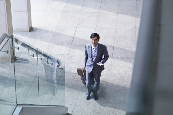 Hombre de negocios en busca de puerta — Foto de Stock