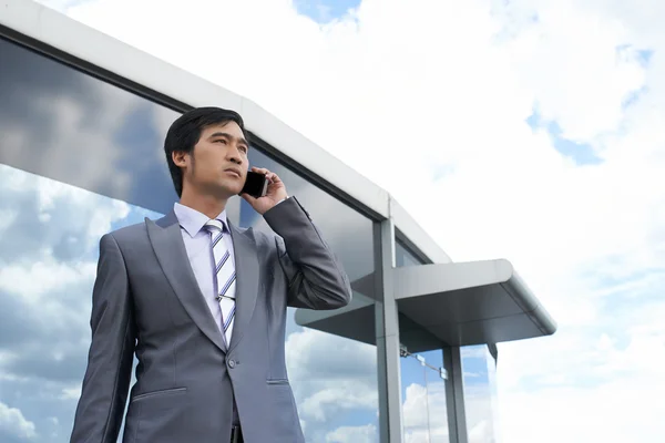 Vastbesloten zakenman praten over de telefoon — Stockfoto