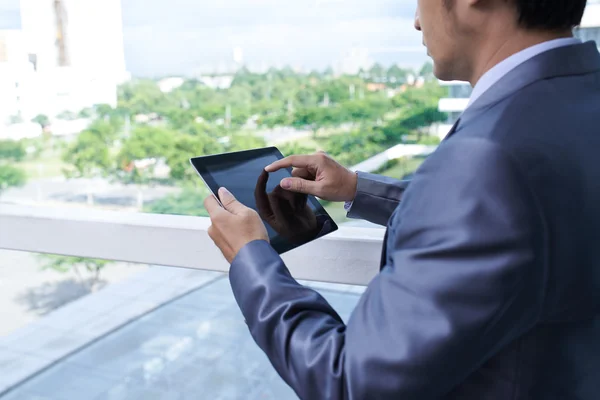 Geschäftsmann nutzt Tablet-Computer — Stockfoto