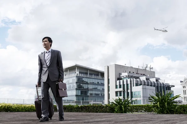 Business standing outside the airport building — Stock Photo, Image