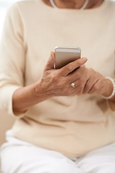 Frau wählt Nummer auf ihrem Smartphone — Stockfoto
