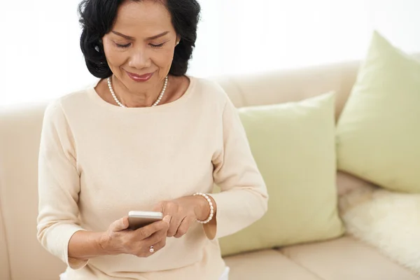 Woman cope with new technologies — Stock Photo, Image