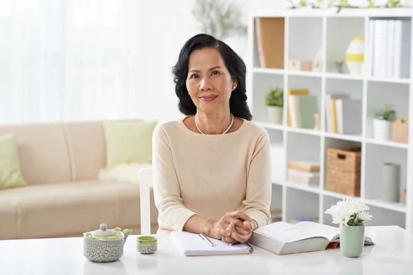 Pretty experienced teacher — Stock Photo, Image