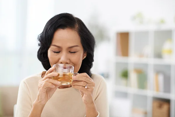 Женщина пьет травяной чай — стоковое фото