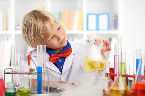 Young chemist  looking at reaction — Stock Photo, Image