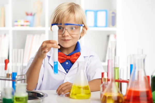 Opgewonden weinig wetenschapper met reageerbuis — Stockfoto