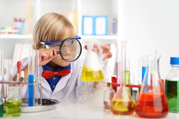 Weinig wetenschapper onderzoeken rokend zuur — Stockfoto