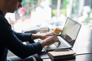 Dizüstü bilgisayarda çalışan adam