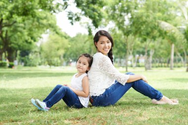 Anne ve kızı Park'ta dinlenme