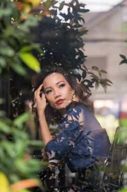 Asyalı kadın cafede dinlenme