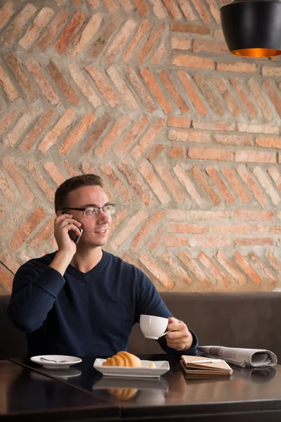 Hombre hablando por teléfono en un café — Foto de Stock