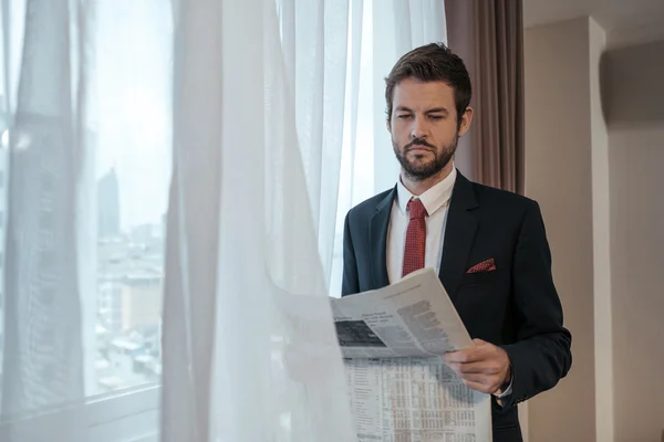 Uomo d'affari leggere giornale del mattino — Foto Stock