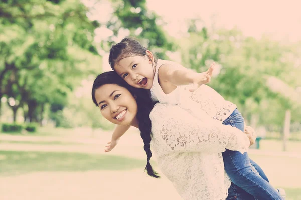 Alegre mãe e filha — Fotografia de Stock