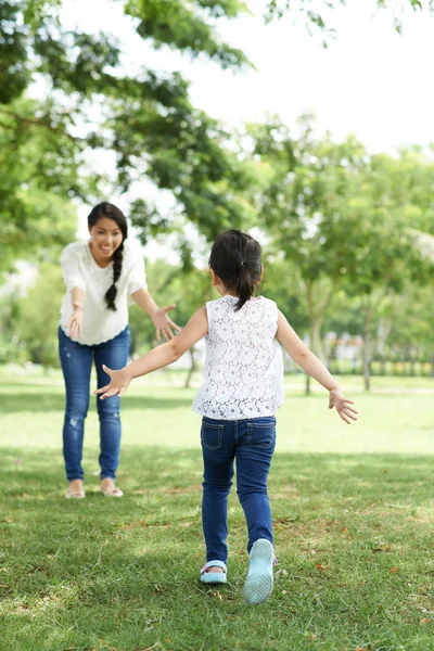 Bambina che corre da sua madre — Foto Stock