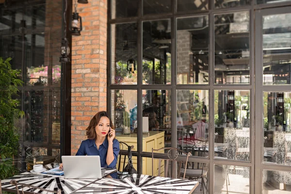 Dama de negocios que trabaja en la cafetería al aire libre — Foto de Stock