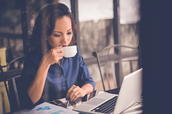 Senhora de negócios desfrutando de café fresco — Fotografia de Stock