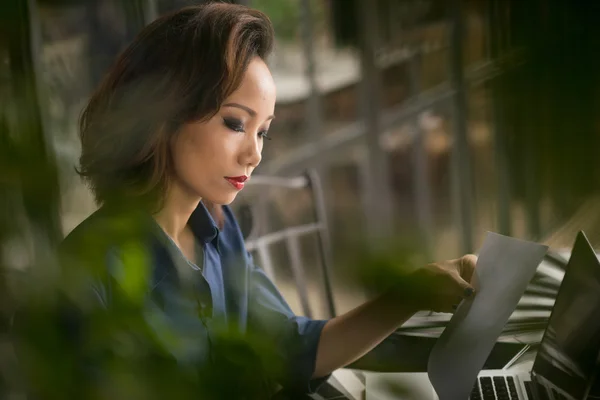 Mujer examinando documento — Foto de Stock